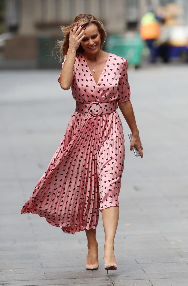 女星阿曼达·霍尔顿(amanda holden)身着一袭长裙,现身伦敦街头优雅