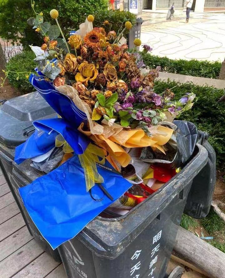 放在垃圾桶里的花