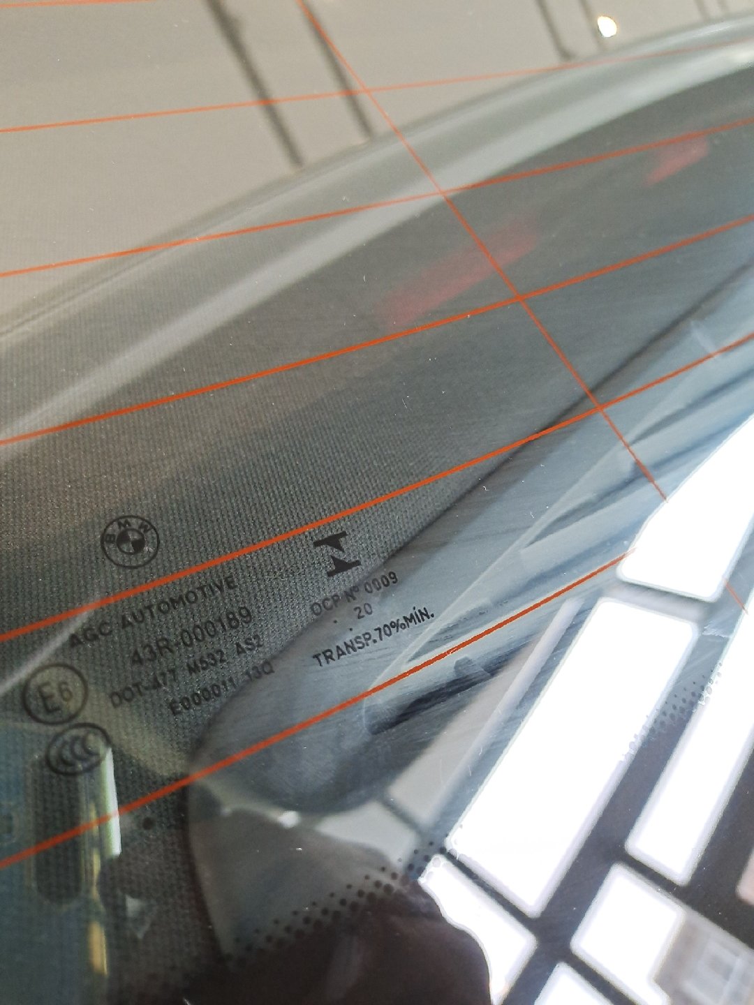 车顶,局部有钣金修复右后门小玻璃,没有贴膜前杠有擦伤,拆装,喷漆宽敞