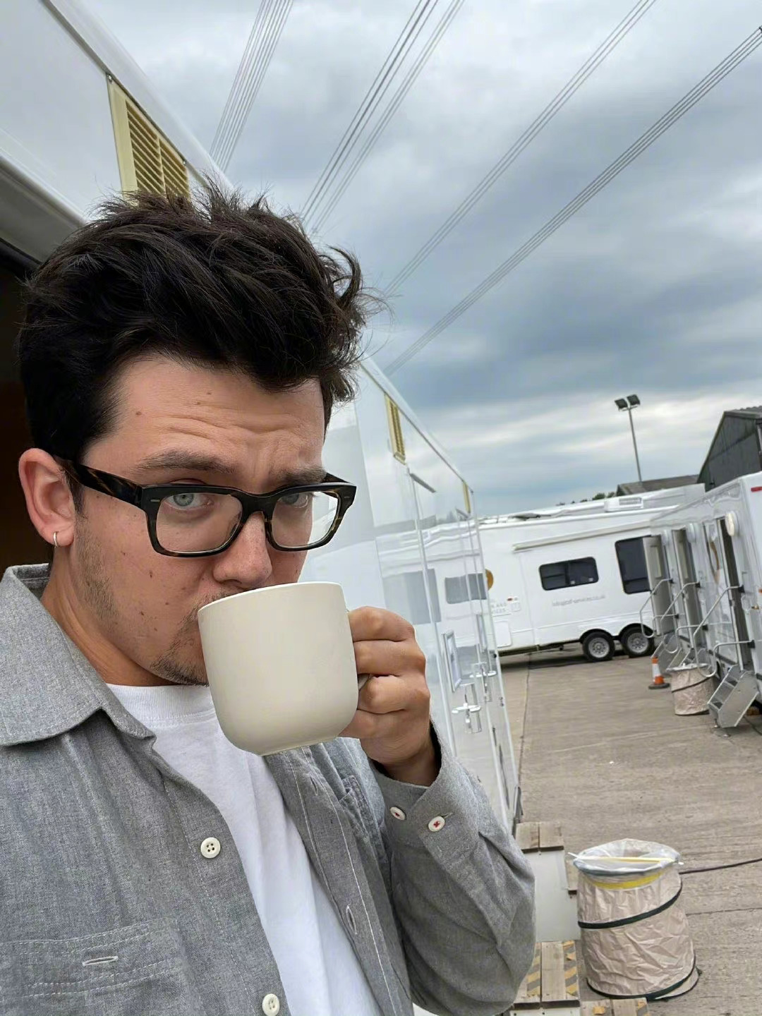 阿沙·巴特菲尔德晒片场照