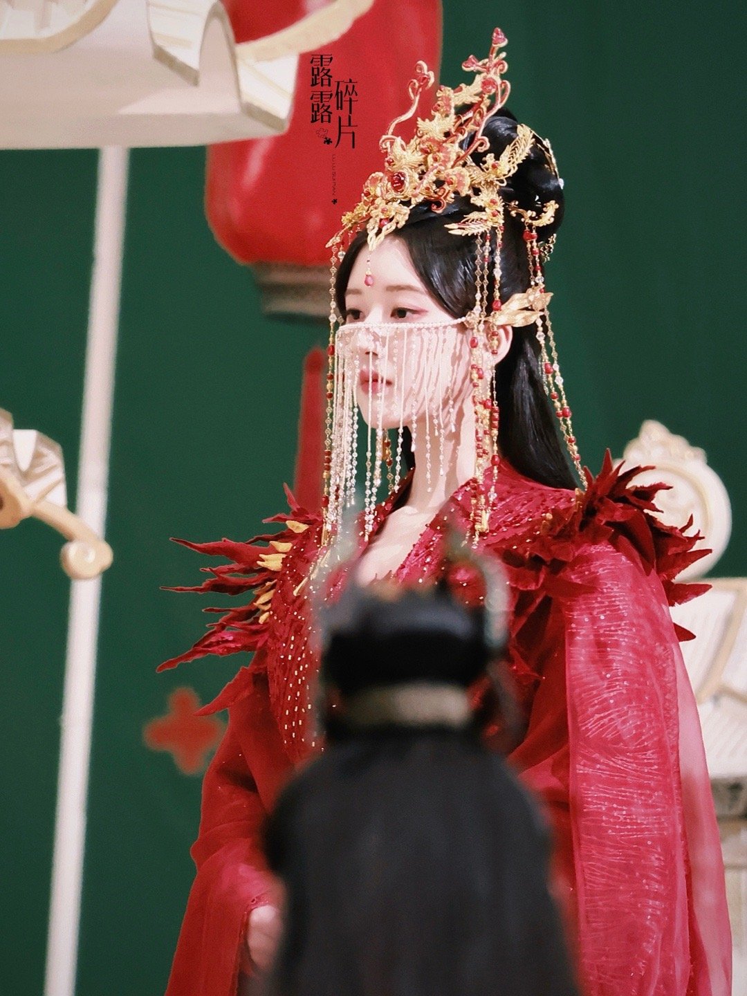 赵露思神隐婚服脸链造型阿音凤冠霞帔