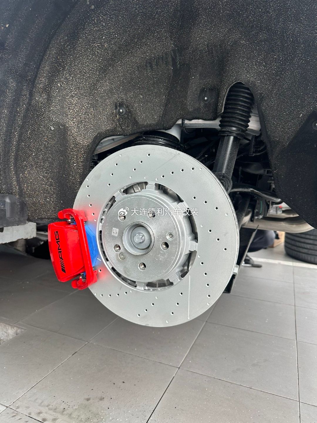 奔驰gle53升级改装原厂amg六活塞刹车卡钳批发确保每次刹车都更快更稳