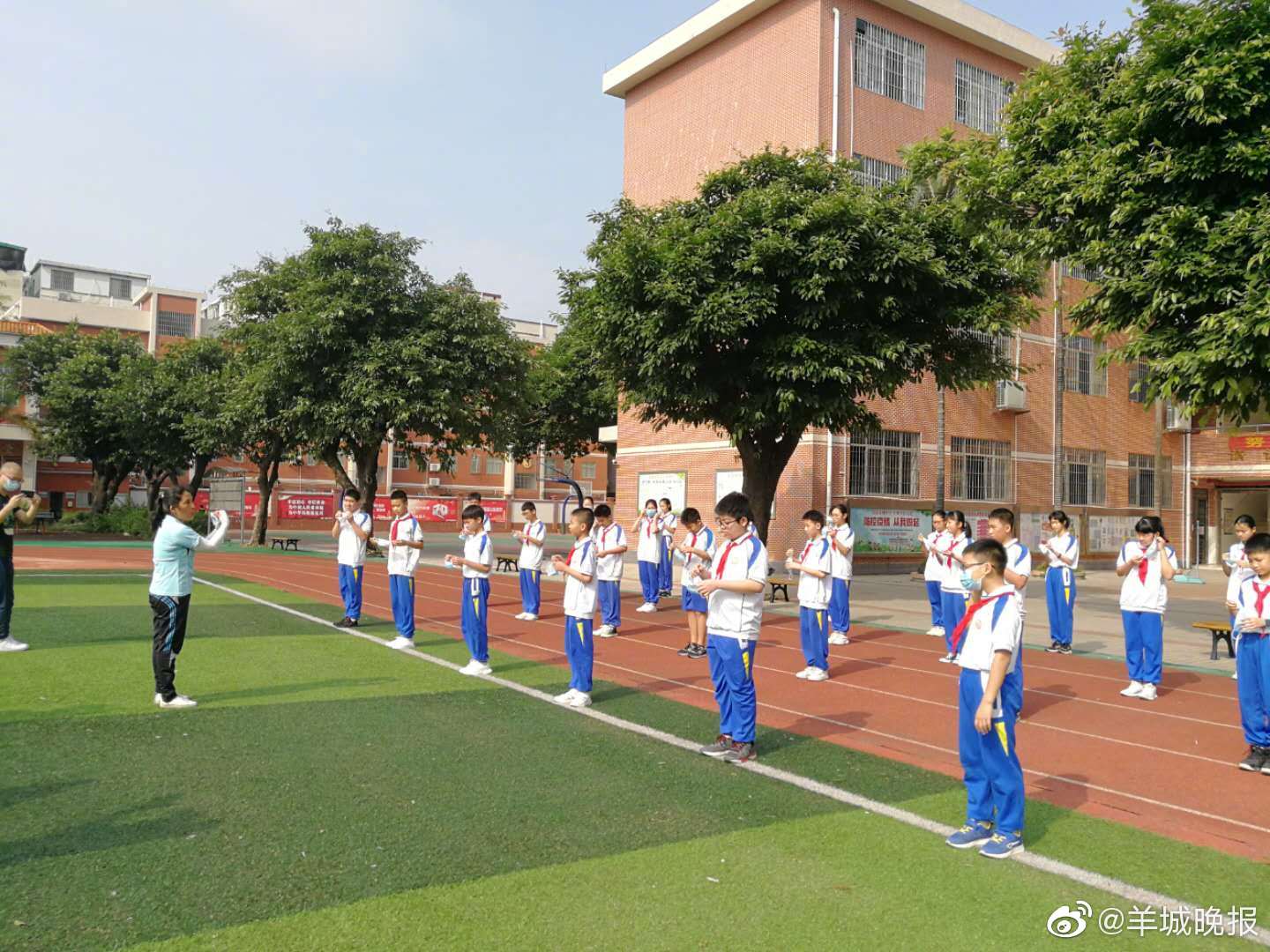 1 / 5 广州荔湾文伟中学,初一三班同学们到操场上上第一堂体育课,以