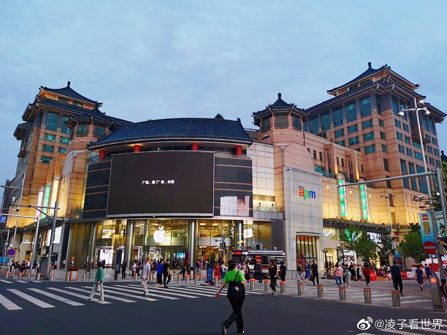 夏日的北京城,夜幕下的王府井步行街,熙熙攘攘的行人