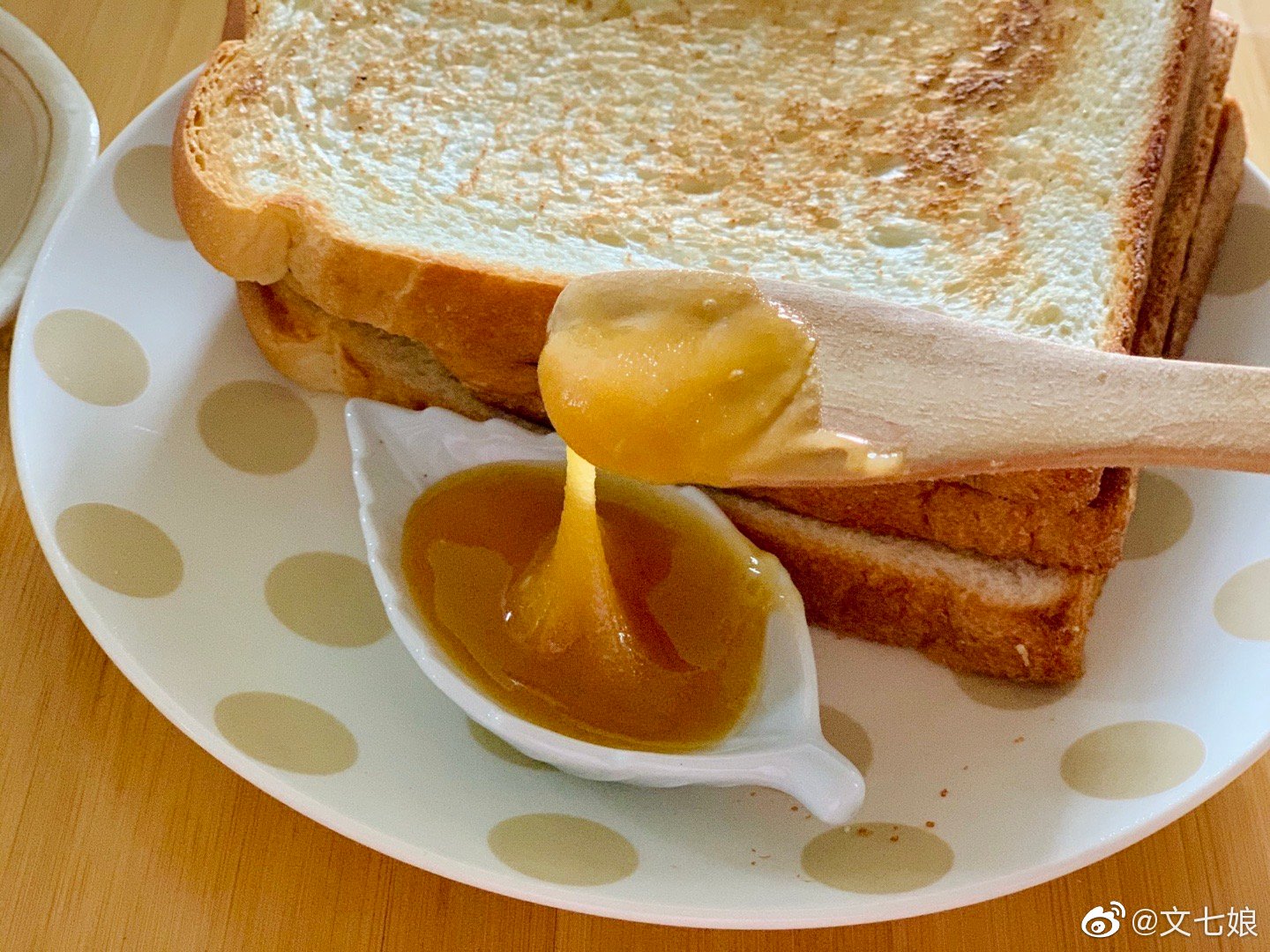 早土蜂蜜抹面包,好吃