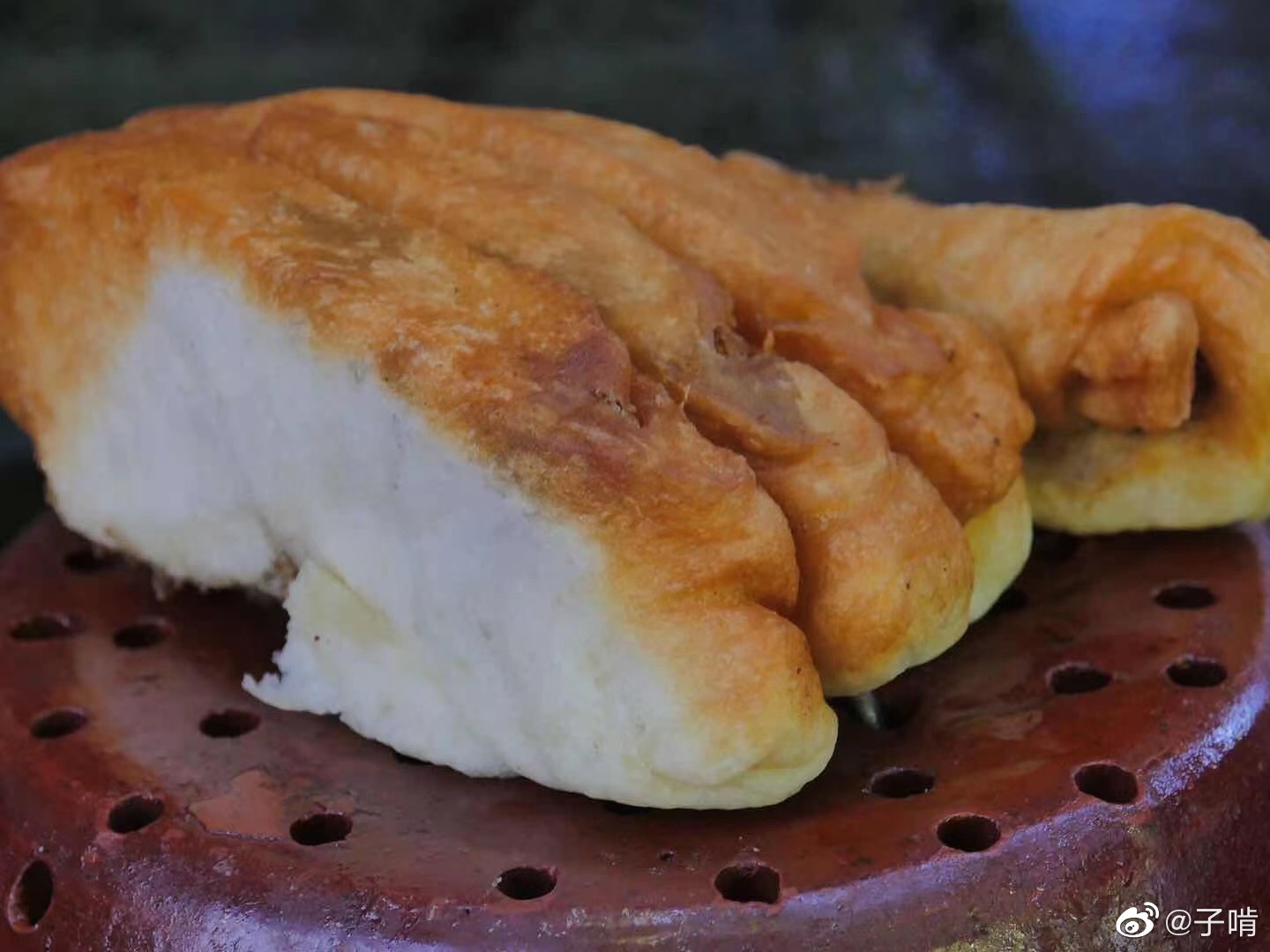 锅边油花子一块钱一个,一边金黄,一边松软,还有点芝麻椒盐馅