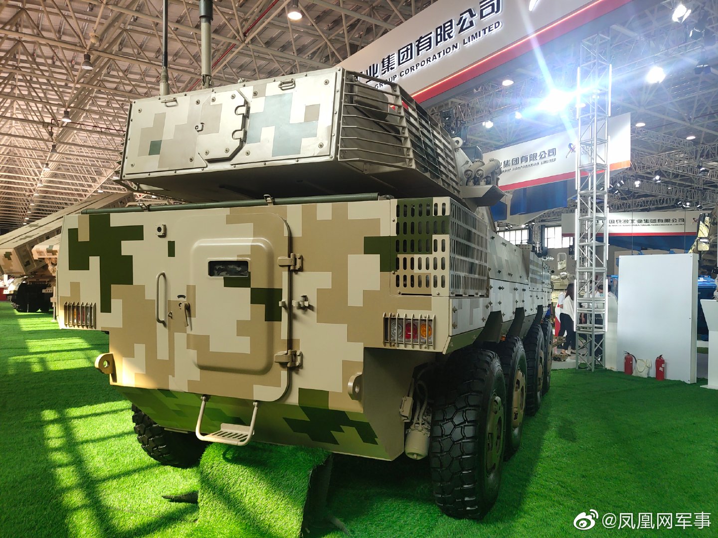 凤凰带你逛航展:装备尾舱式自动装弹机的st1-rb轮式突击炮……__财经