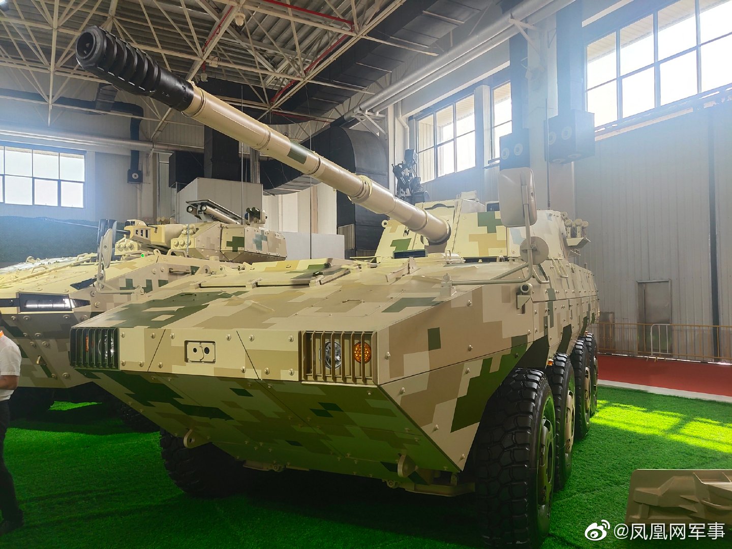 凤凰带你逛航展:装备尾舱式自动装弹机的st1-rb轮式突击炮……__财经