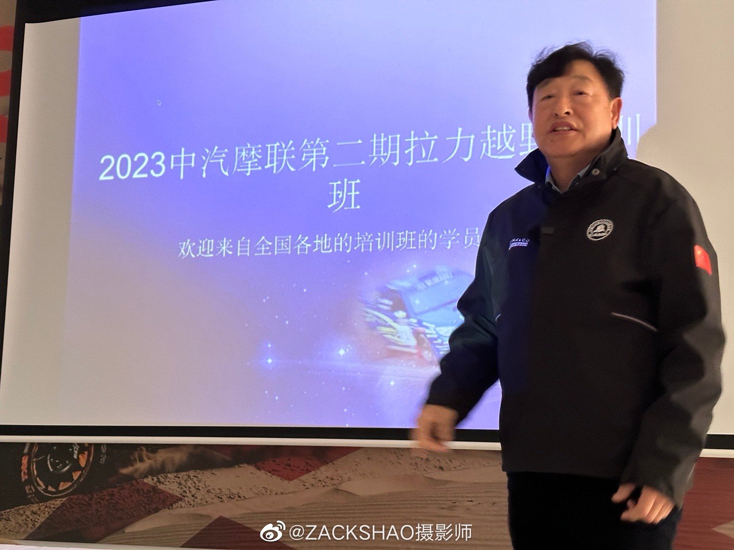 完了,老子和儿子成了同学了……__财经头条