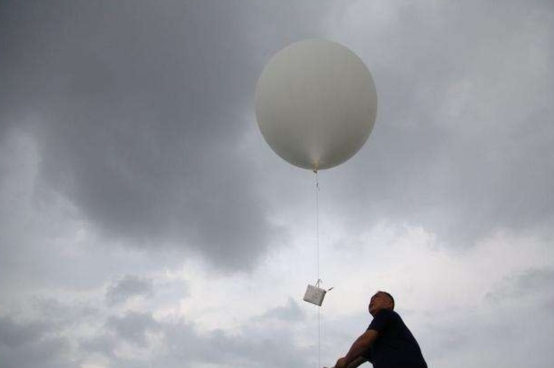 一,已知的自然现象或物体的误认:最常见的就是探空气球,彗星划过天空