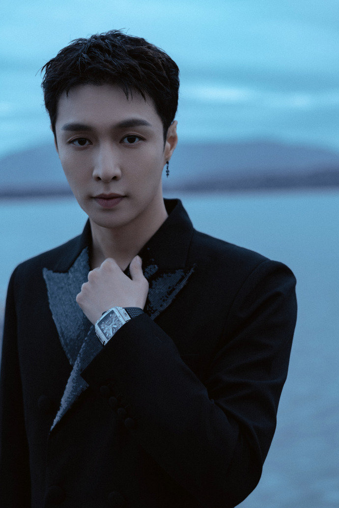 张艺兴亮片黑西装海边大片好帅呀是戴耳饰的艺兴雅痞贵公子