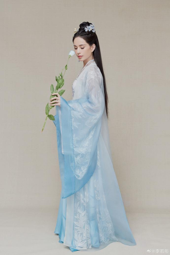 近日,李若彤在微博晒出九宫格美照,照片中,她身穿浅蓝色古装,古风典雅