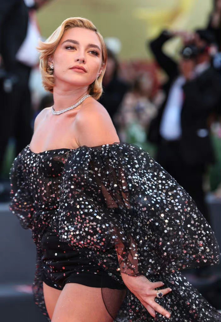 弗洛伦丝·皮尤出席第79届威尼斯电影节非竞赛单元影片《亲爱的别担心