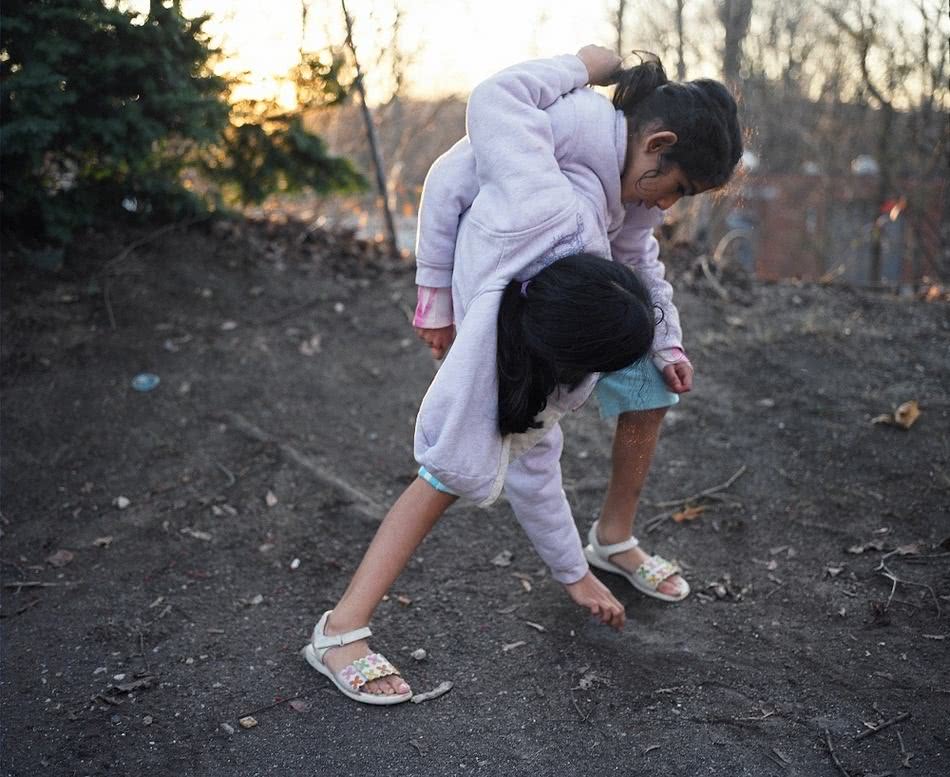 连体姐妹共用一个肚子,怀孕后生下的孩子算谁的?