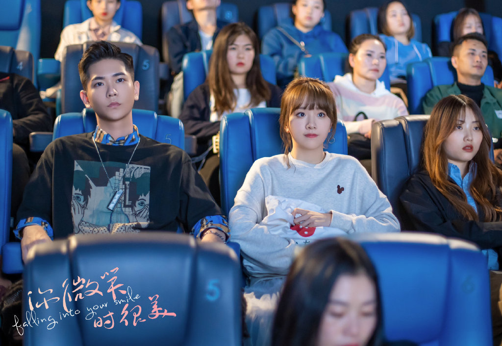 根据剧中的情节展现,一开始就是许泰伦在明明有女朋