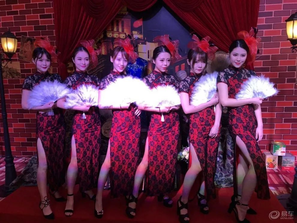 《夜上海》.没错,她的周姓养父就是上海人,周旋也是在上海成名的.