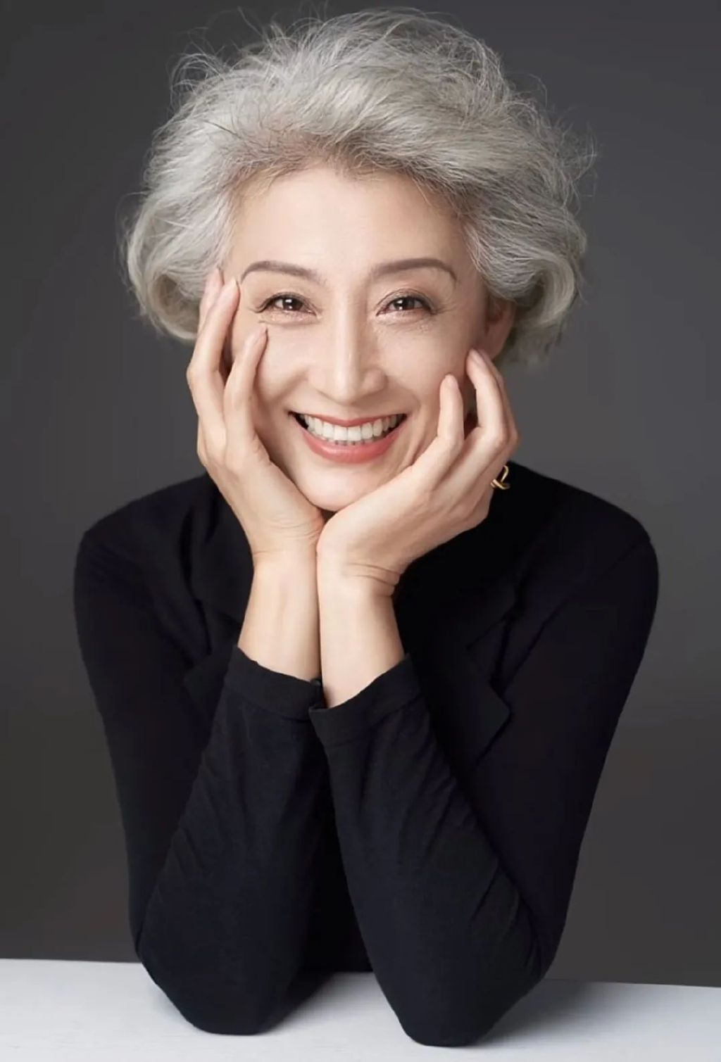 这是我见过最体面的65岁奶奶:白发微卷,仪态端庄,真正优雅老去