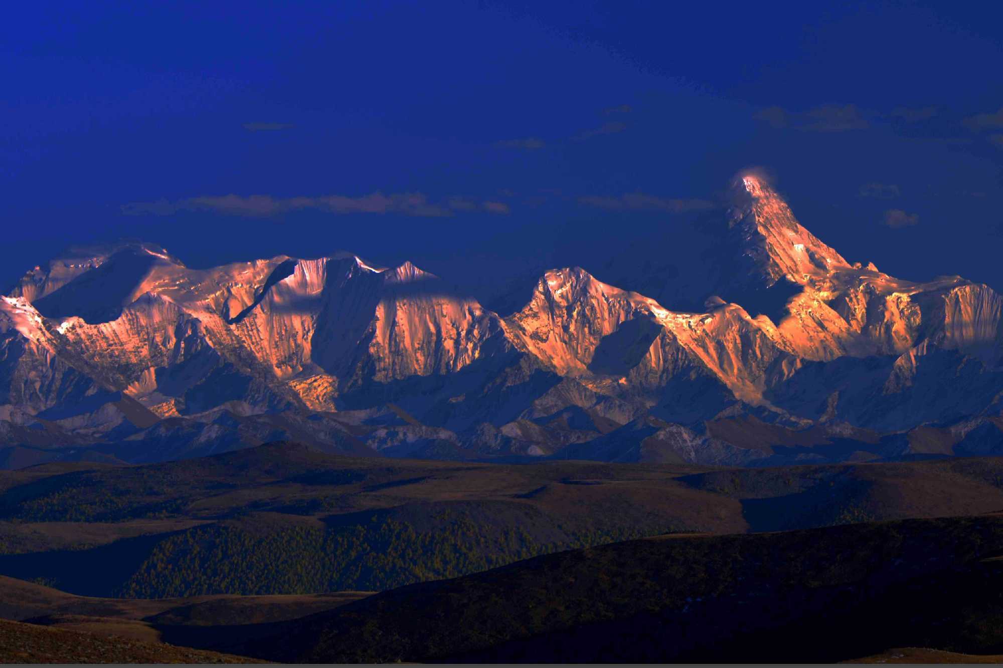 贡嘎雪山为国家级风景名胜区,位于甘孜藏族自治州境内
