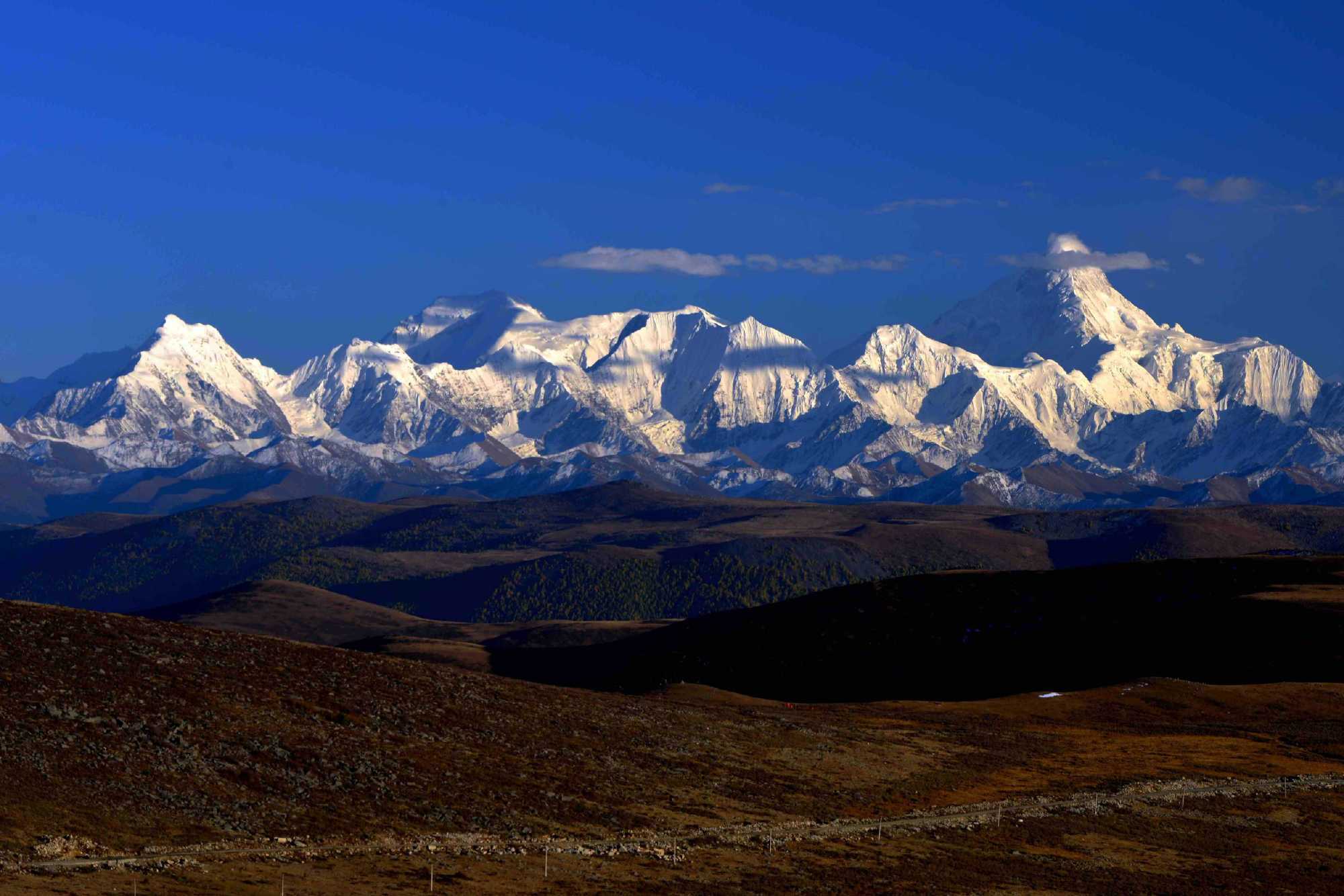 甘孜藏族自治州境內,在中國最美的十大名山中,貢嘎雪山名列第二,海拔