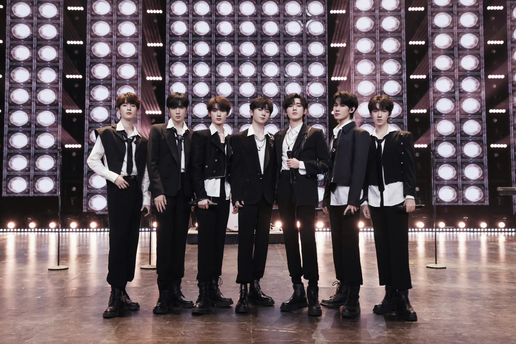 时代少年团微博之夜位置变化,小孩们一步一个脚印的在成长!