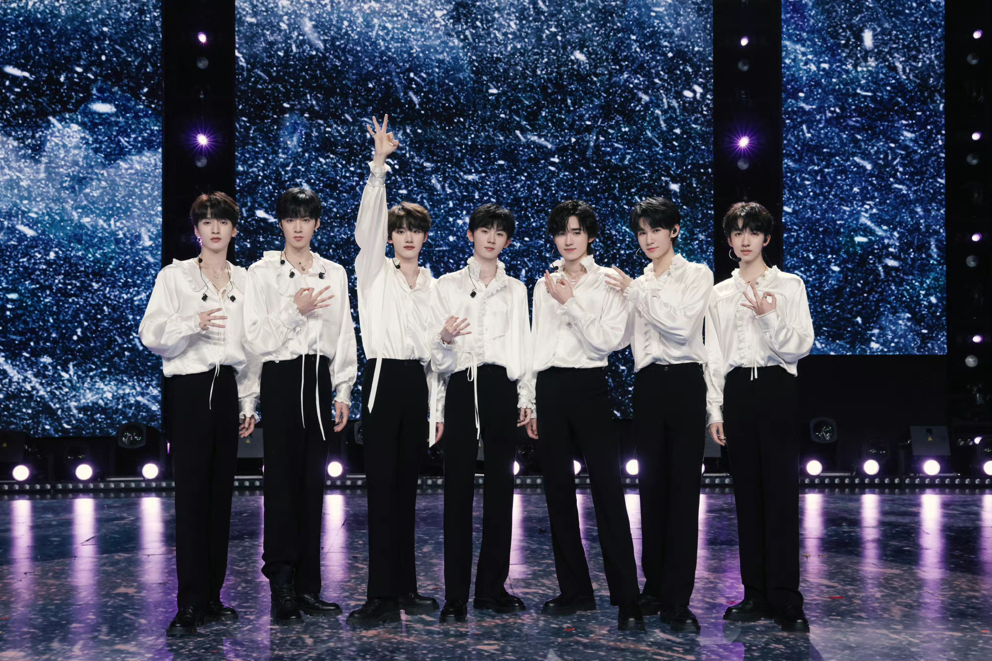 嗯嗯宝宝叫大声点使劲，现场震动全场，万人欢呼不停，全程高能不断。