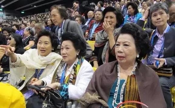 罹患癌症,郑有华不得不退居于幕后休养,并将家族生意交棒于二弟郑有英