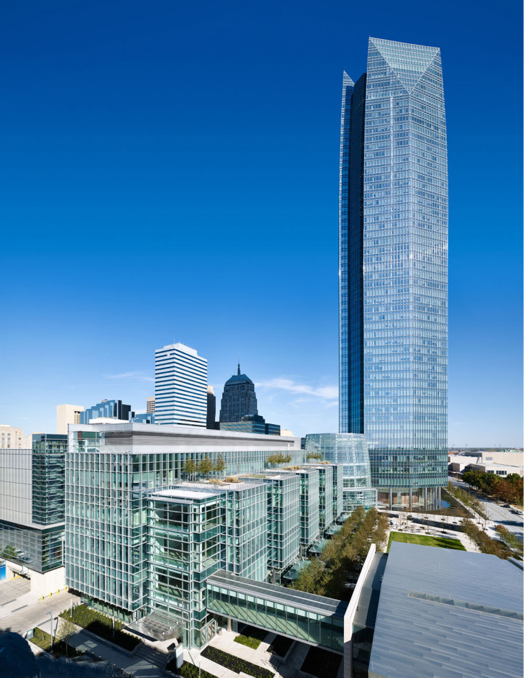 美国戴文能源公司总部大楼大楼表层竖框结构整合了遮阳和夜光照明的