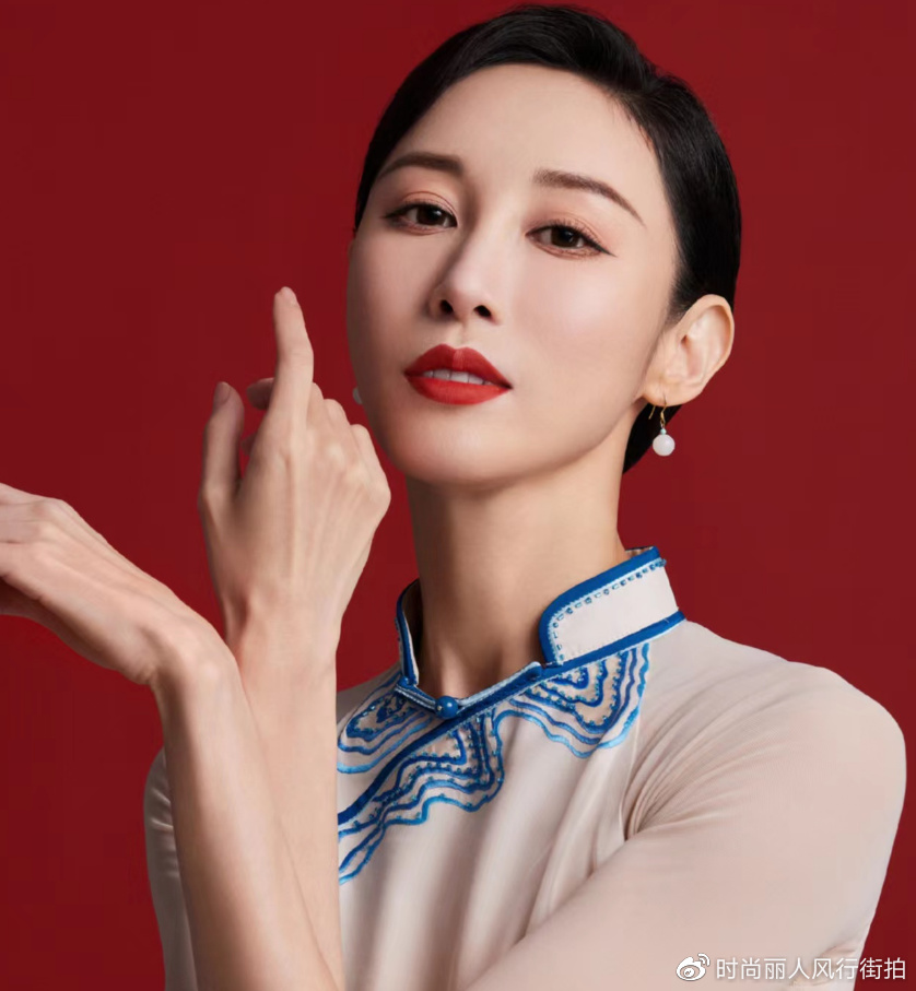 朱洁静穿露腰舞裙惊艳亮相,腹肌真是辣翻了