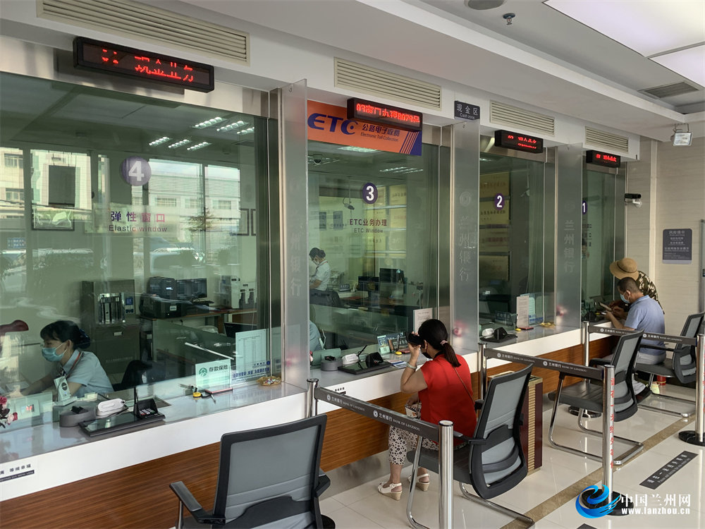 【百年大党·堡垒】兰州银行:"一窗一次上门办"为金融服务添温度