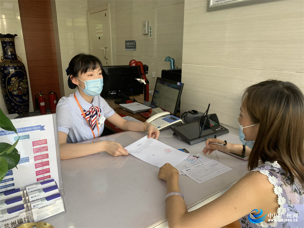 兰州银行开发区支行营业大厅的八个窗口前,前来办理业务的客户络绎不