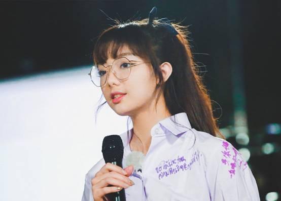 李紫婷真敢穿上百褶裙配牛仔裤少女感十足