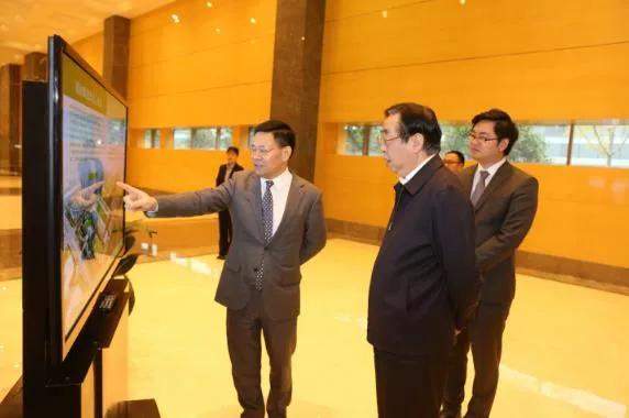 正文        祝义财(左1),常务副总裁祝珺(右1)介绍雨润食品工业园