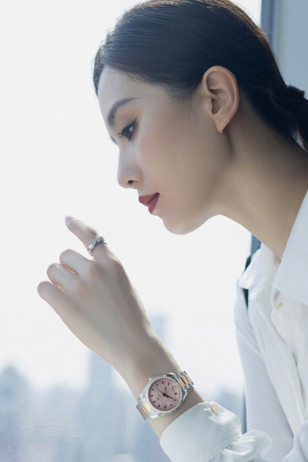 刘诗诗梳起利落马尾,白衬衫黑长裤