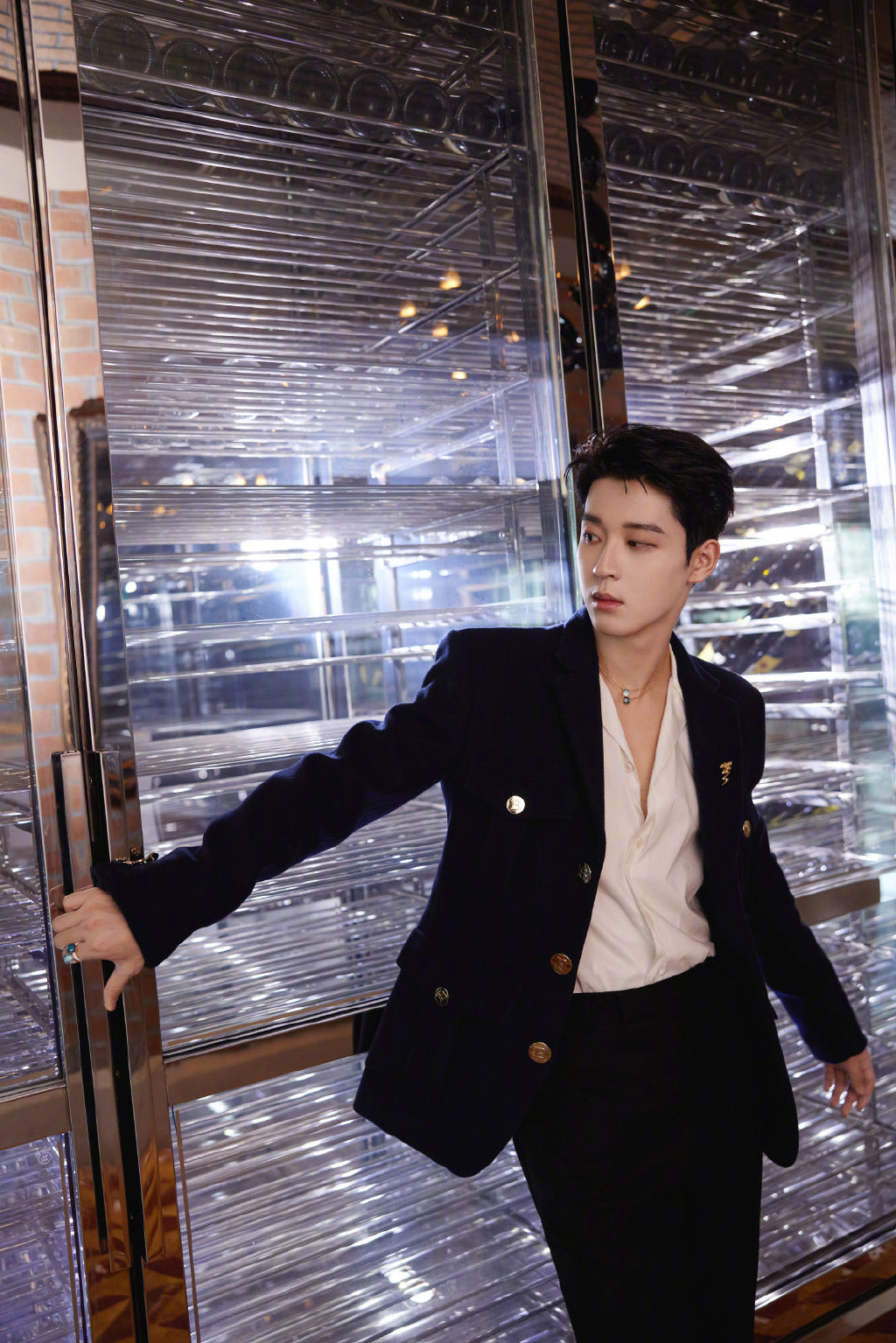 吴宇恒骑士风西装搭配纯白衬衫内搭