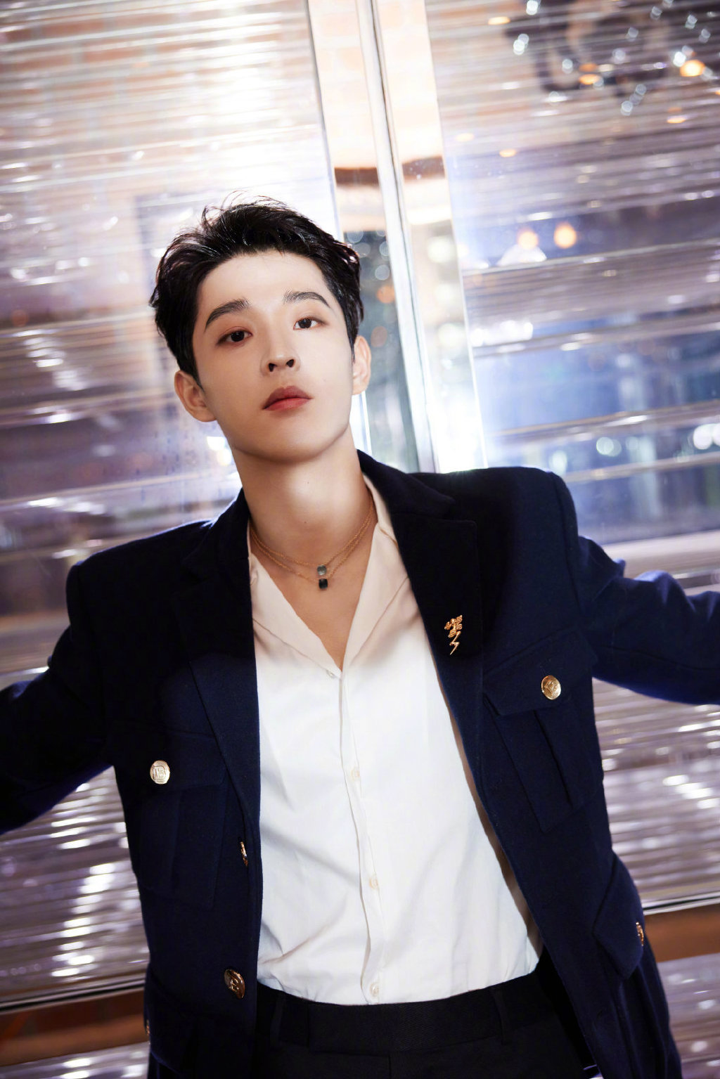 吴宇恒骑士风西装搭配纯白衬衫内搭