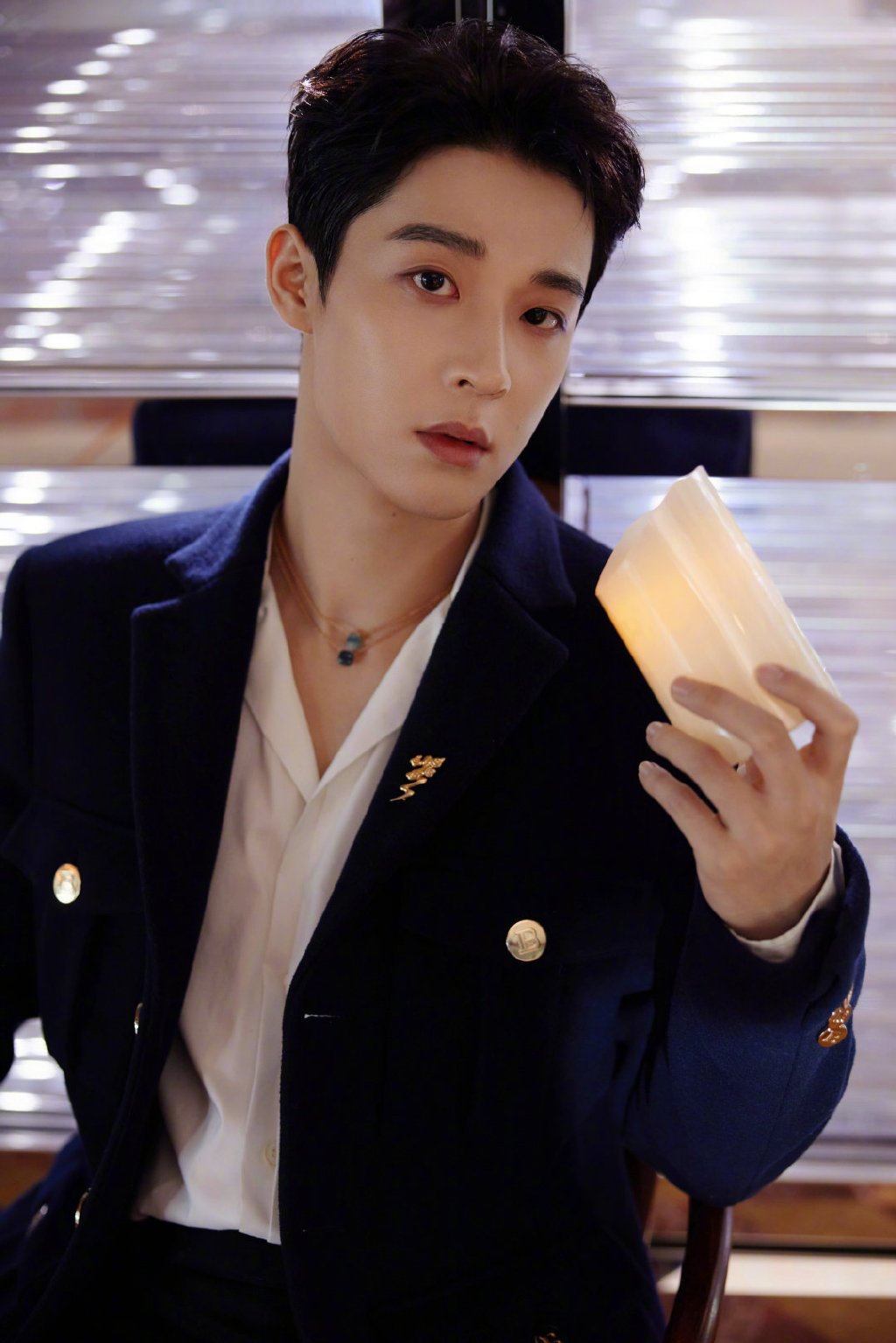 吴宇恒骑士风西装搭配纯白衬衫内搭