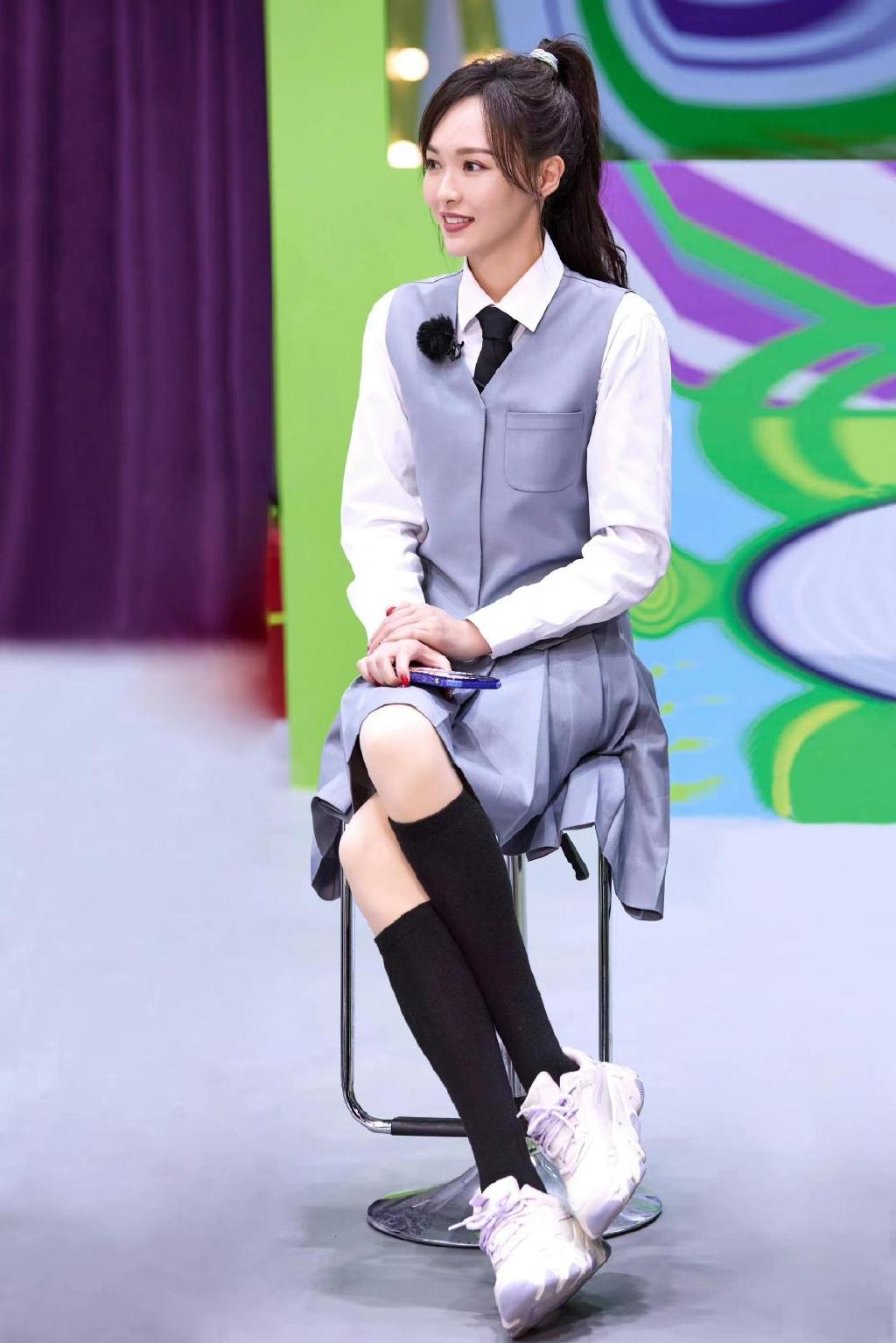 唐嫣最新综艺节目造型减龄感十足