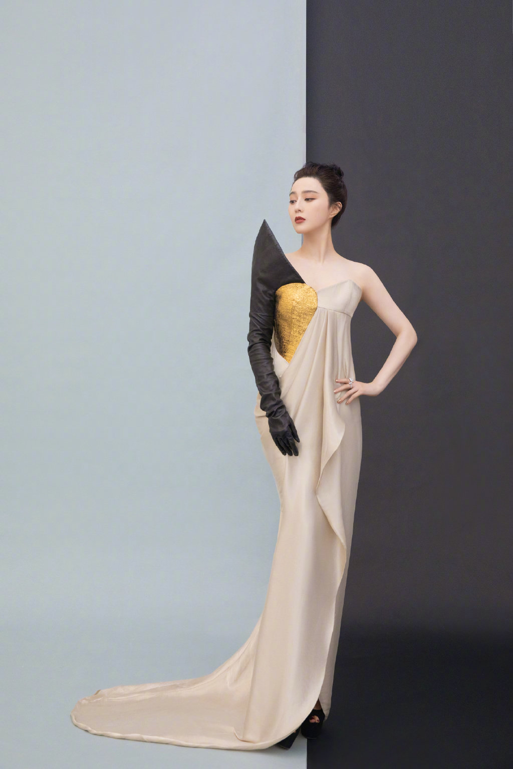 范冰冰身着ronaldvanderkemp高定礼服上阵独特的剪裁设计