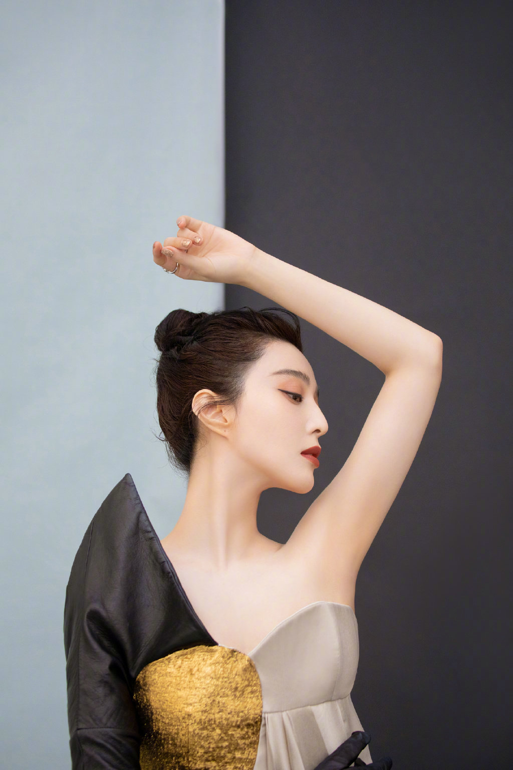 范冰冰身着ronaldvanderkemp高定礼服上阵独特的剪裁设计