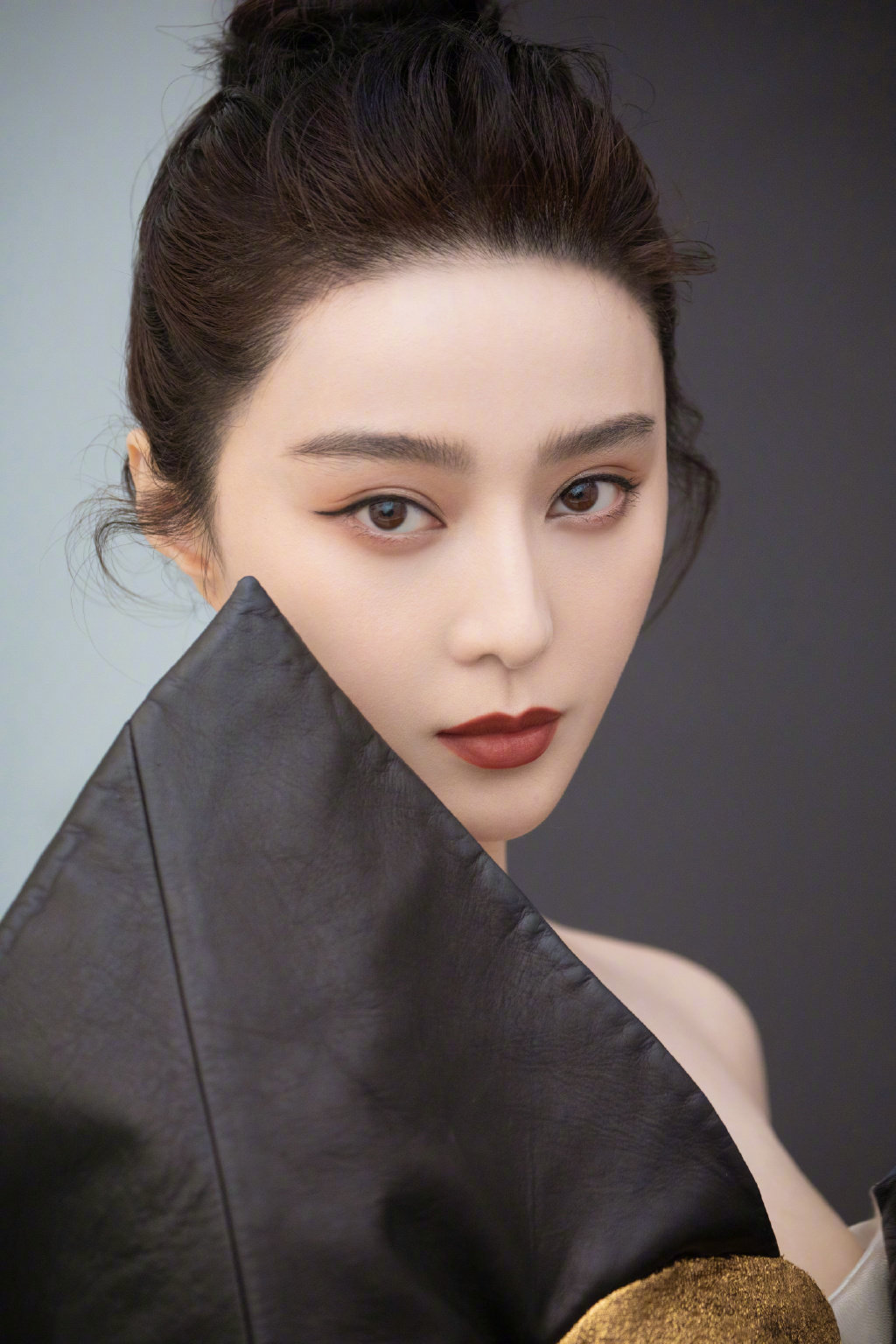 范冰冰身着ronaldvanderkemp高定礼服上阵独特的剪裁设计