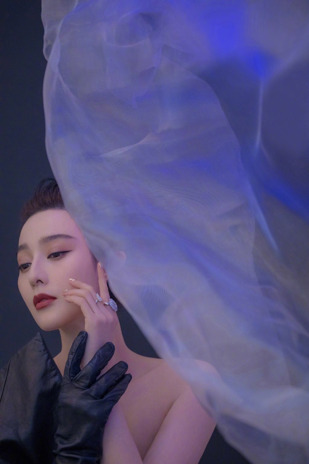 范冰冰身着ronaldvanderkemp高定礼服上阵独特的剪裁设计