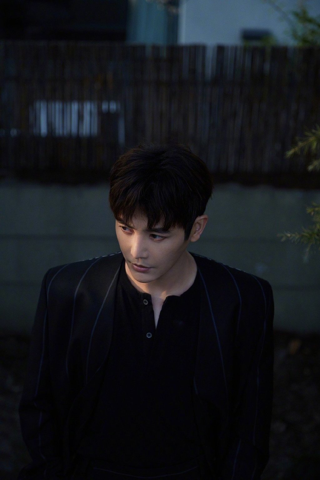 孙坚身着黑色西装就是经典耐看,状态也好