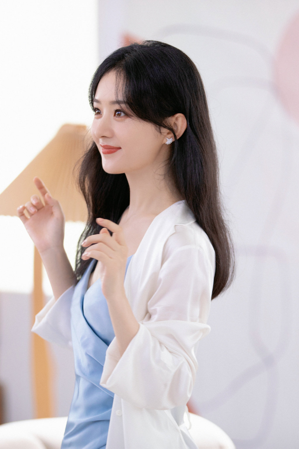 赵丽颖美图,她扎蝴蝶结发带明媚可人,手托香腮笑容温暖__财经头条