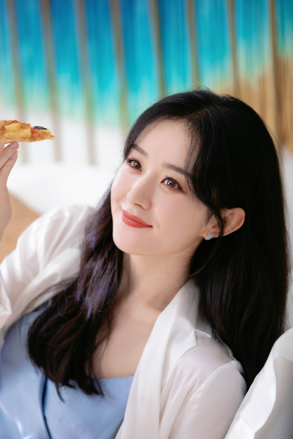 赵丽颖美图,她扎蝴蝶结发带明媚可人,手托香腮笑容温暖__财经头条