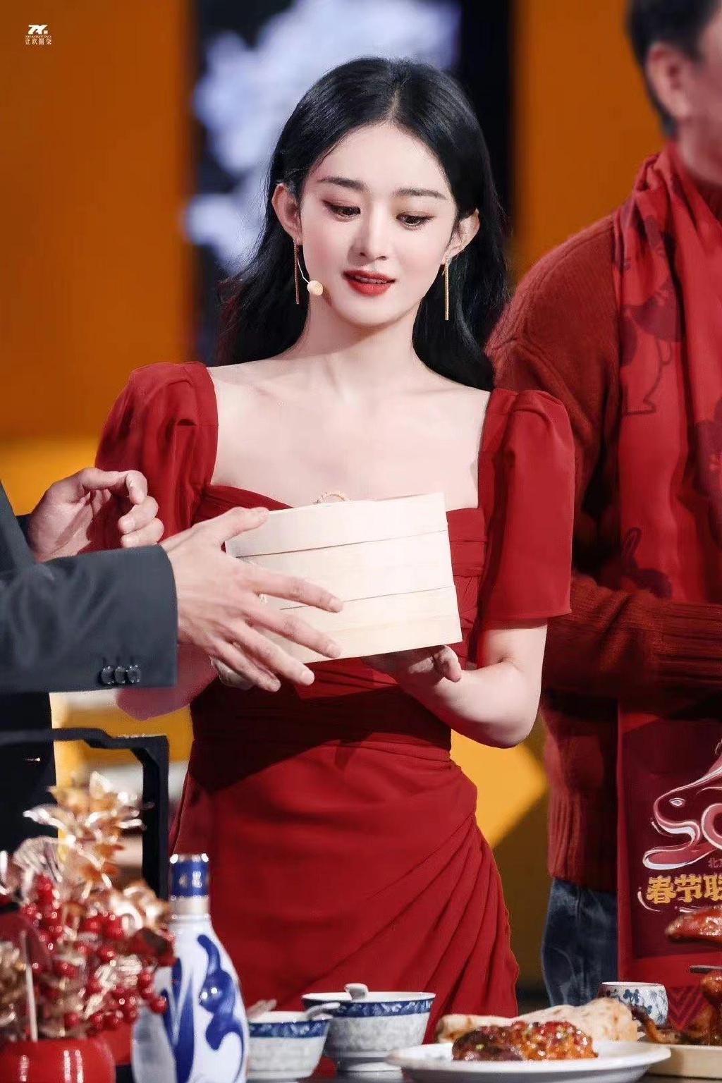 穿红裙子参加北京春晚录制,美到让人移不开视线|赵丽颖|红色|裙子