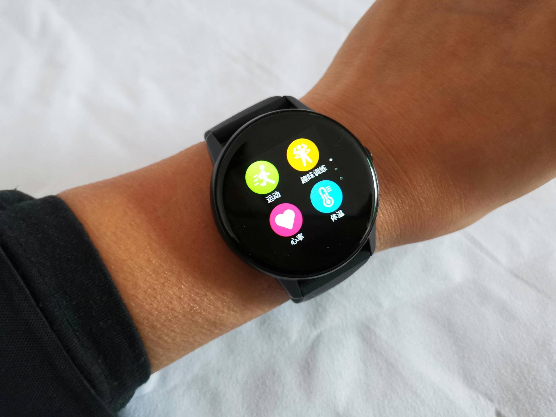 买了个表,还送测温计,咕咚智能手表f4这波操作很应景