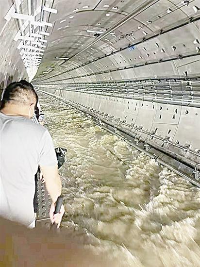 郑州地铁五号线车厢紧急救援的法院逆行者张冰阳—— 为乘客敲开生命