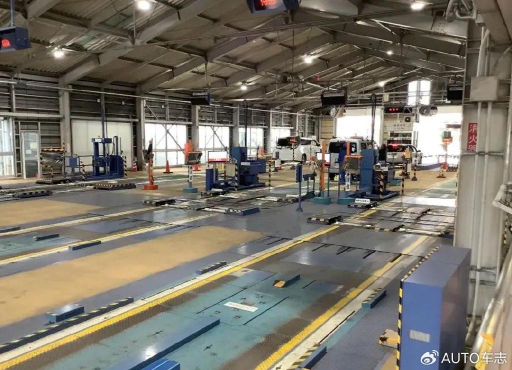 大劳倒在暴力年检下,检测员:正常操作,国外是怎么验车的?