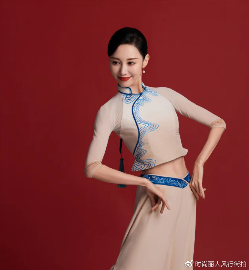 朱洁静穿露腰舞裙惊艳亮相,腹肌真是辣翻了