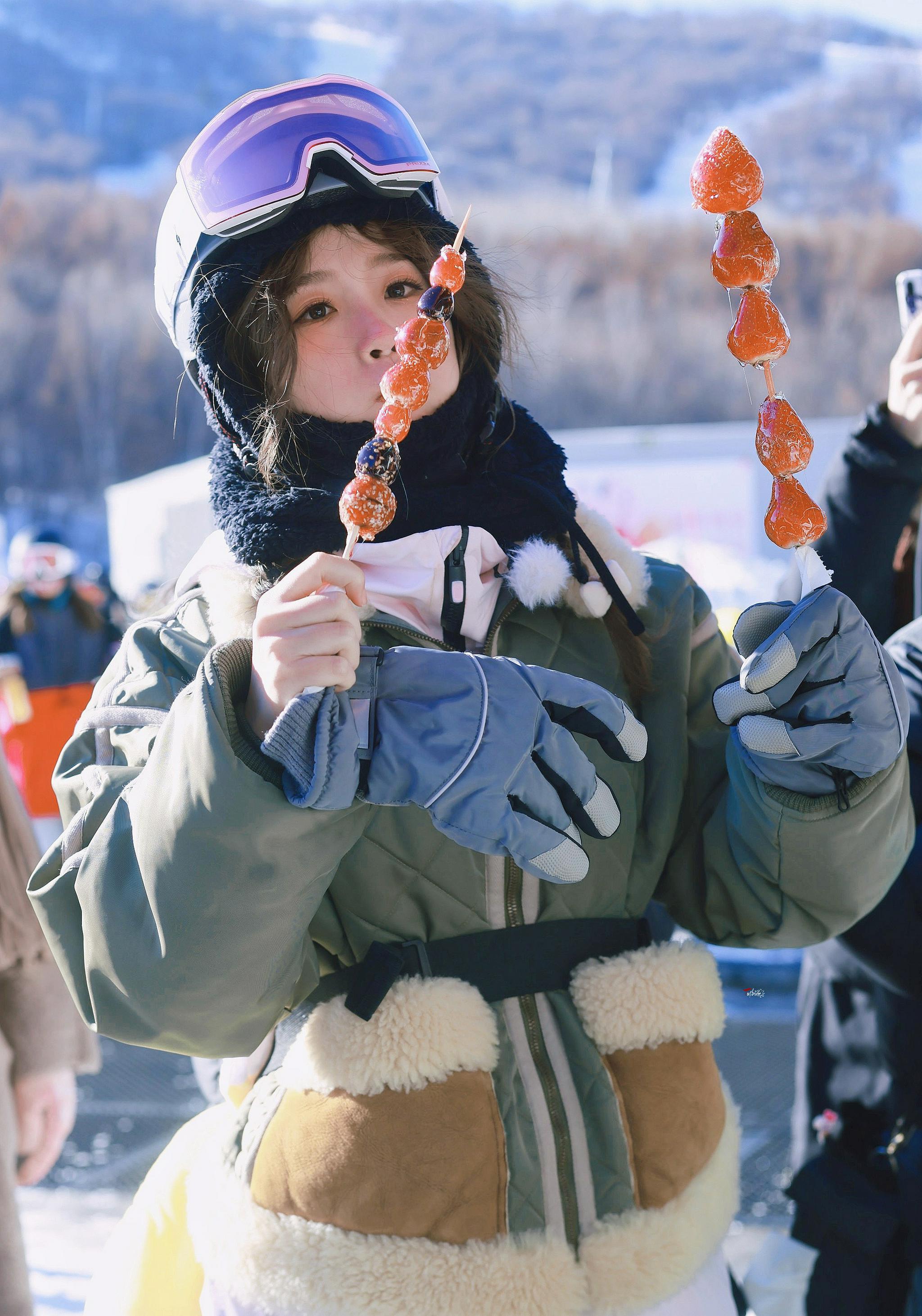虞书欣《超有趣滑雪大会》录制饭拍 吃冰糖葫芦的小虞